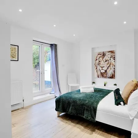Stylish Camden Flat With Private Garden And Parking
