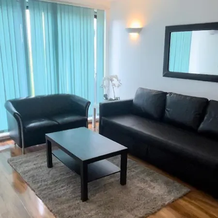 Lovely 2 Bedroom River View Apartment *