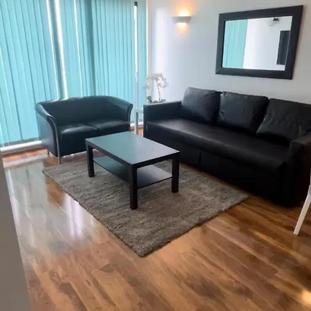 Lovely 2 Bedroom River View Apartment *