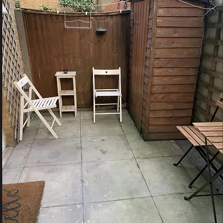 Apartment East Two Bedroom With Private Patio - Entire London