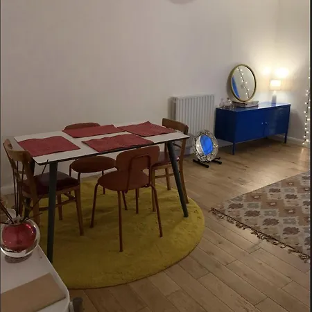 Apartment East Two Bedroom With Private Patio - Entire London