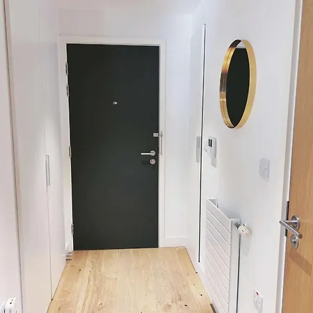 Oasis - Close To Center * London