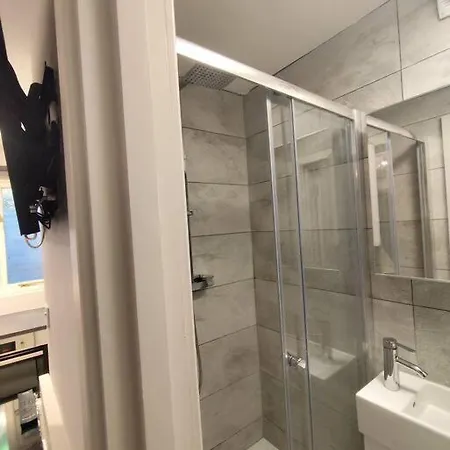 Conveniently Close To Tube Station London
