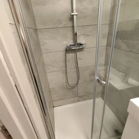 Conveniently Close To Tube Station *