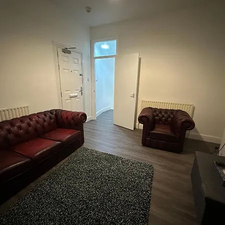 Affordable Comfort In Surrey Quays Apartment *