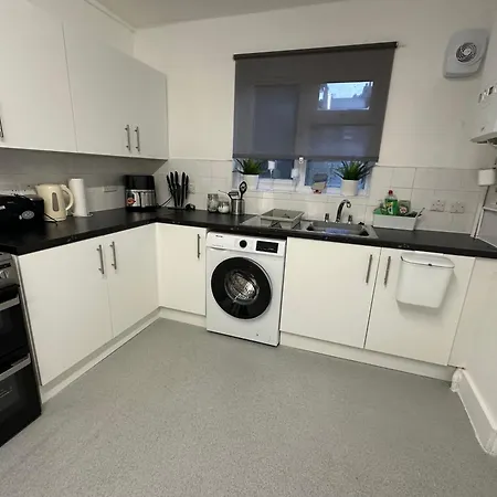 Apartment Affordable Comfort In Surrey Quays