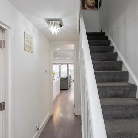 Peckham Large 2 Bath With Parking & Garden Apartment *