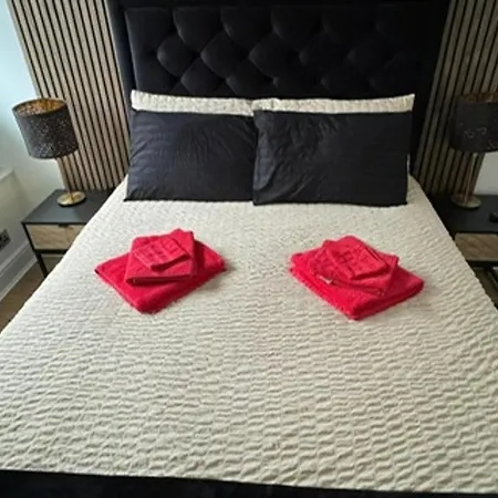 Newly Refurbished 3 Bed Flat Free Parking Apartment *