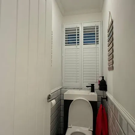 Newly Refurbished 3 Bed Flat Free Parking Apartment London