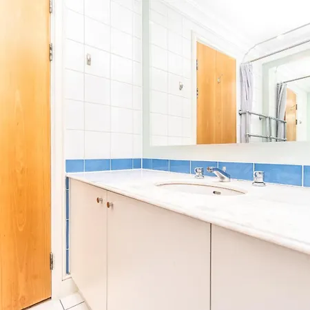 Lovely 2 Bedroom By The Docks Apartment *
