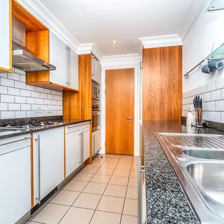 Lovely 2 Bedroom By The Docks Apartment *