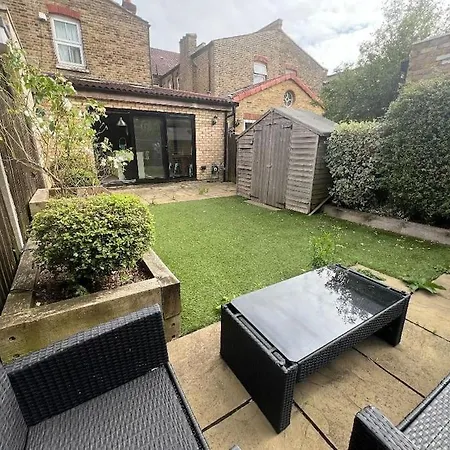Lovely 2 Bed Patio Close To Wimbledon Tennis