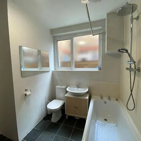 Lovely 2 Bed Patio Close To Wimbledon Tennis Merton (Greater London)