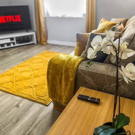 Stylish Near Heathrow, Skyline Views 公寓 Feltham