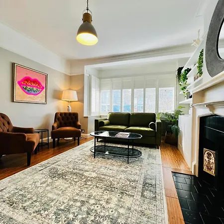 Modern 5 Bed 3 Bath House Holiday home Morden (Greater London)