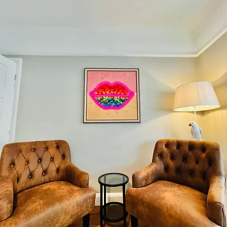 Modern 5 Bed 3 Bath House Morden (Greater London)