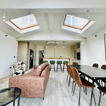 Modern 5 Bed 3 Bath House * Morden (Greater London)