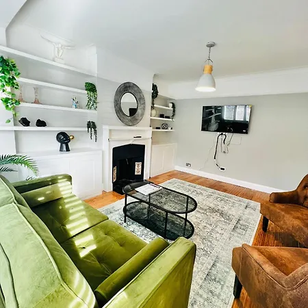 Modern 5 Bed 3 Bath House