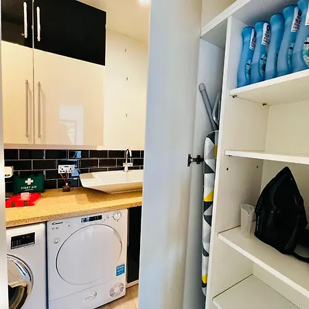 Modern 5 Bed 3 Bath House Holiday home *