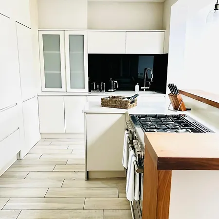 Modern 5 Bed 3 Bath House * Morden (Greater London)