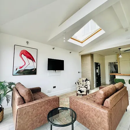 Modern 5 Bed 3 Bath House