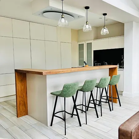 Modern 5 Bed 3 Bath House Holiday home
