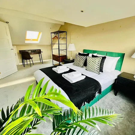 Modern 5 Bed 3 Bath House Morden (Greater London)