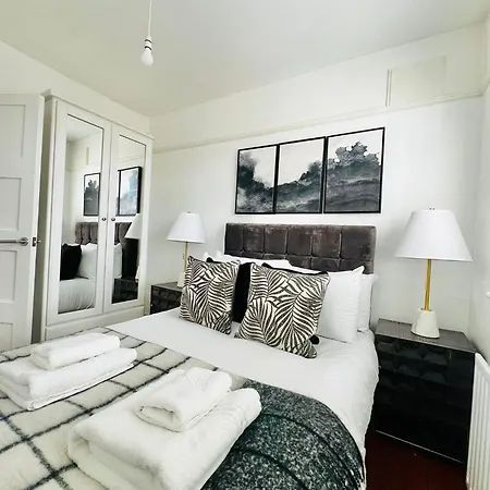 Modern 5 Bed 3 Bath House Holiday home