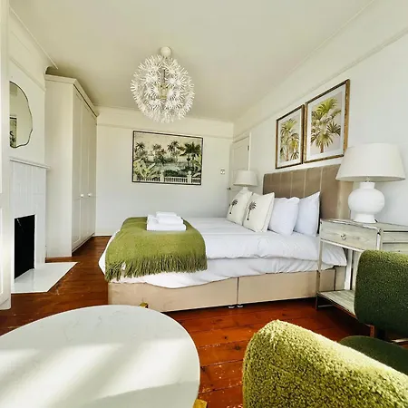Modern 5 Bed 3 Bath House Holiday home *