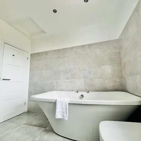 Modern 5 Bed 3 Bath House Holiday home Morden (Greater London)