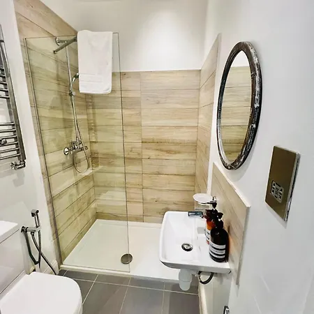 Modern 5 Bed 3 Bath House *