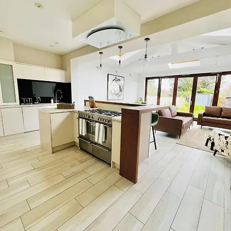 Modern 5 Bed 3 Bath House * Morden (Greater London)