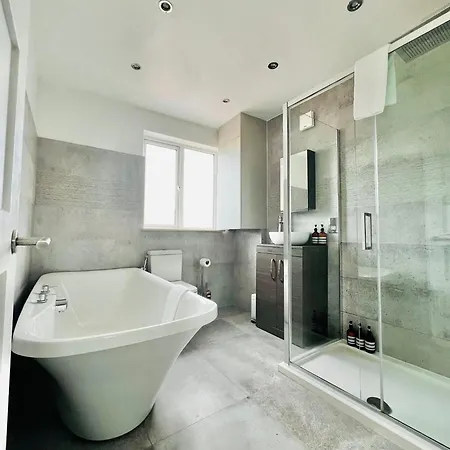 Modern 5 Bed 3 Bath House Holiday home