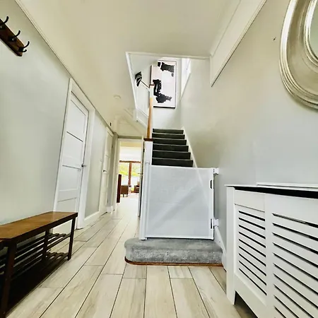 Modern 5 Bed 3 Bath House Holiday home *