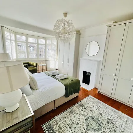 Modern 5 Bed 3 Bath House Holiday home Morden (Greater London)