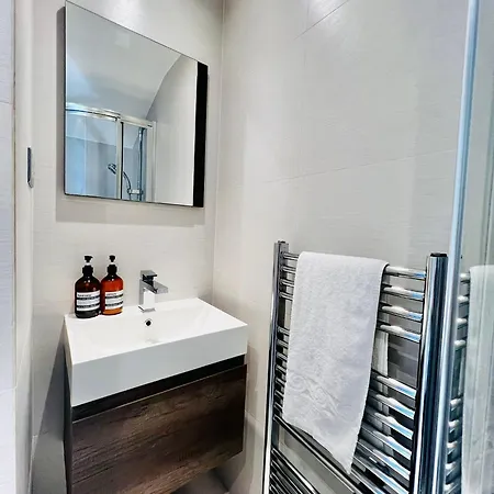 Modern 5 Bed 3 Bath House Morden (Greater London)