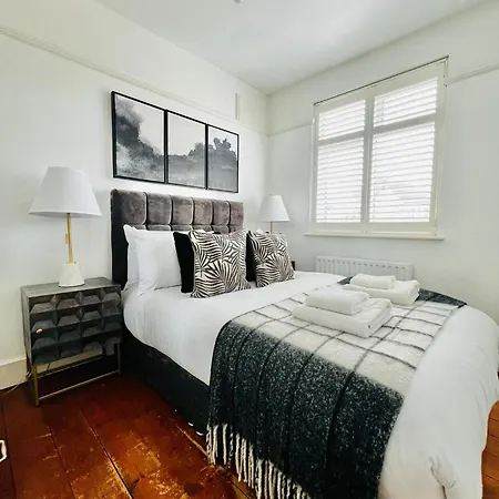 Modern 5 Bed 3 Bath House * Morden (Greater London)