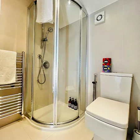 Holiday home Modern 5 Bed 3 Bath House *