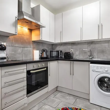 'ample Next To Cromwell Hospital In Kensington London