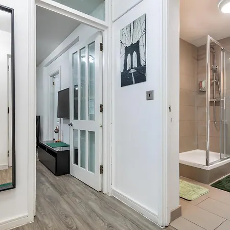 'ample Next To Cromwell Hospital In Kensington