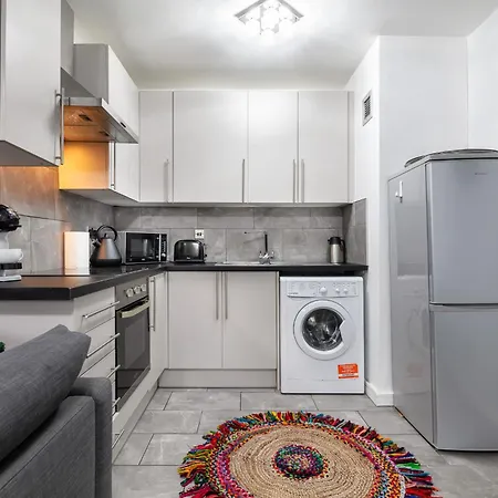 'ample Next To Cromwell Hospital In Kensington *
