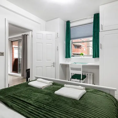 'ample Next To Cromwell Hospital In Kensington London