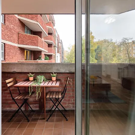 'ample Next To Cromwell Hospital In Kensington * London