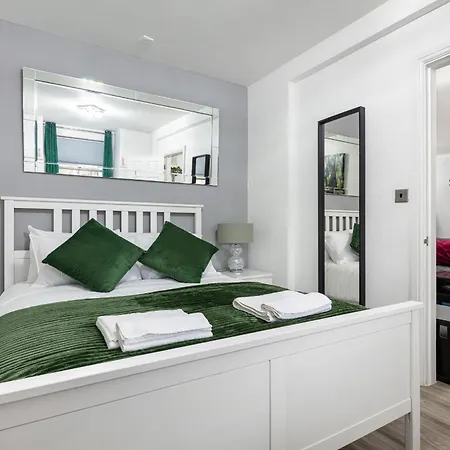 'ample Next To Cromwell Hospital In Kensington *