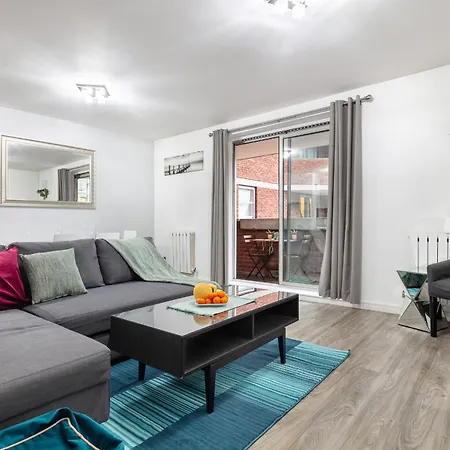 'ample Next To Cromwell Hospital In Kensington London