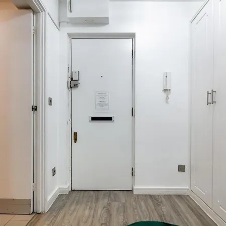 'ample Next To Cromwell Hospital In Kensington Apartment