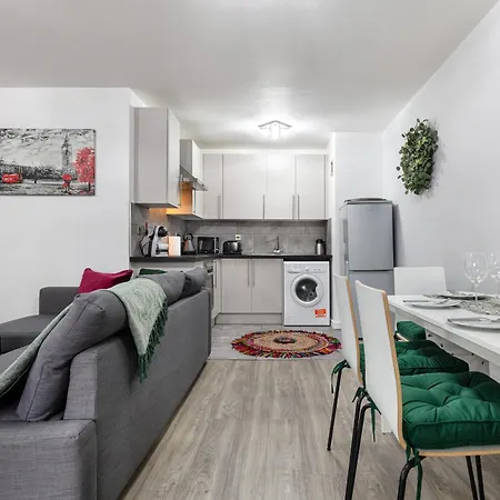 'ample Next To Cromwell Hospital In Kensington *
