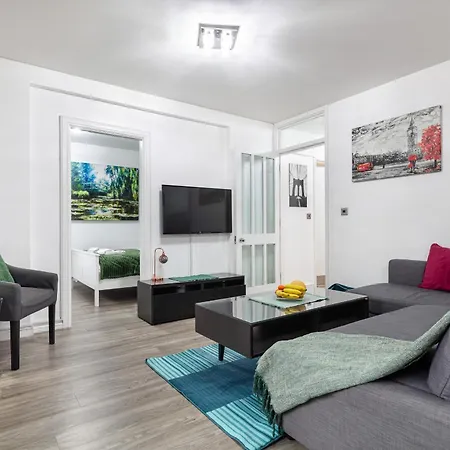 'ample Next To Cromwell Hospital In Kensington London