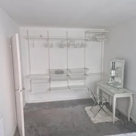 Modern Cozy One Bedroom Flat Apartment