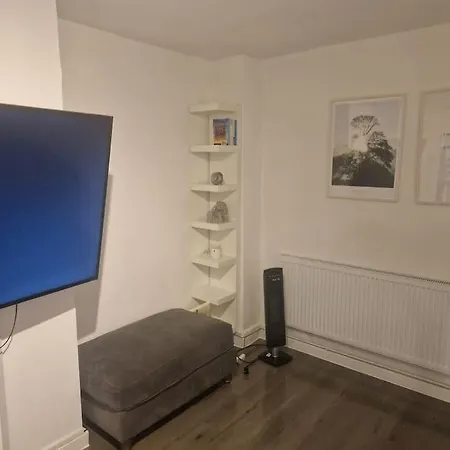 Modern Cozy One Bedroom Flat Apartment